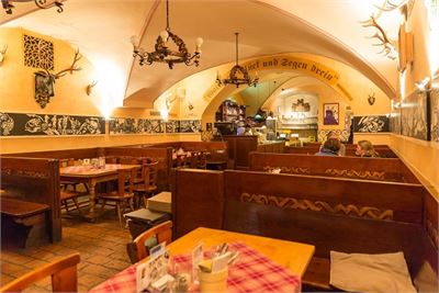 Gemütlichkeit und Tradition im Zipfer Bierhaus