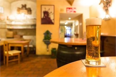 Gutes, erfrischendes Bier im Zipfer Bierhaus