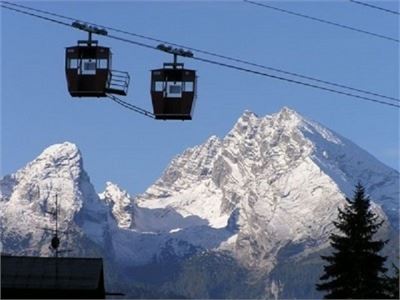 Obersalzbergbahn mit verschneitem Watzmann