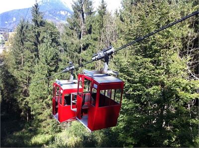 Idyllische Fahrt durch den Wald hinauf zum Obersalzberg