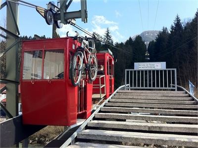 Die Obersalzbergbahn nimmt auch Mountainbikes mit
